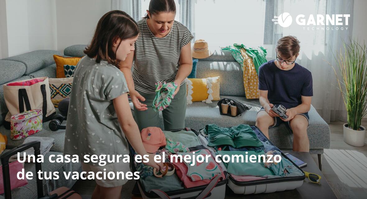 Familia preparando las valijas con su casa prtegida con Alarmas Garnet