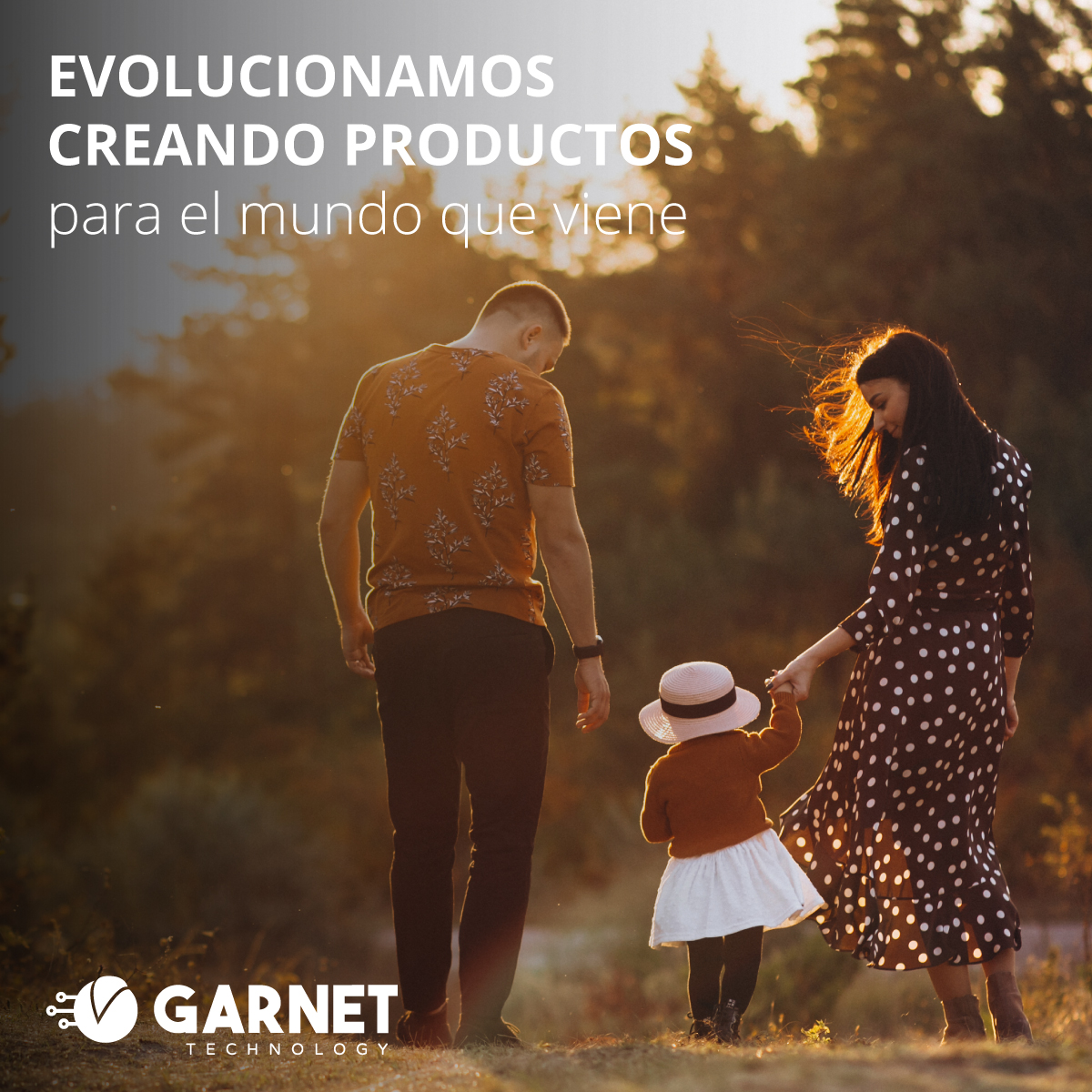 Familia feliz protegida con alarmas Garnet